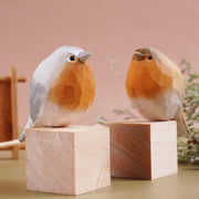Handgeschnitzte Vogelfiguren aus Holz