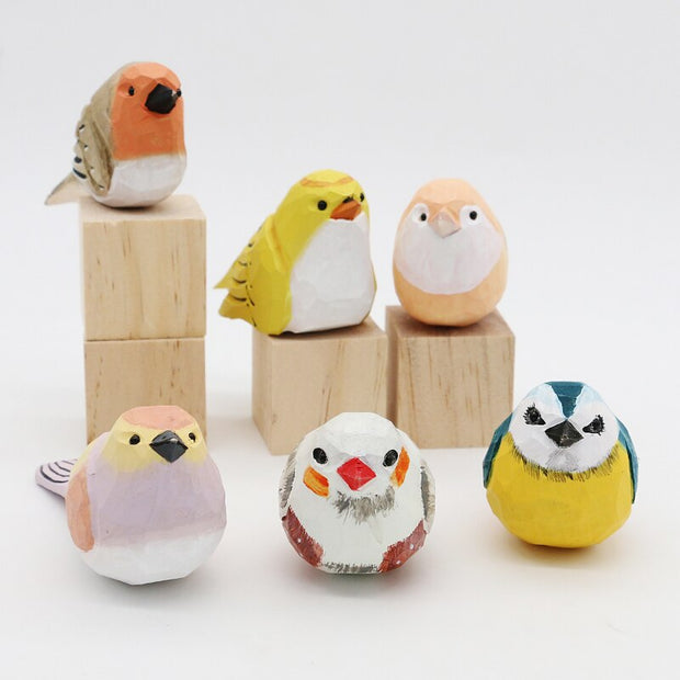 Handgeschnitzte Vogelfiguren aus Holz